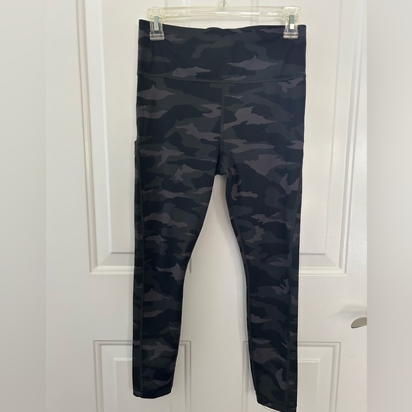 Athleta Ultimate 7/8 Tights Black and Gray Camo Leggings Size Small - Picture 7 of 7
